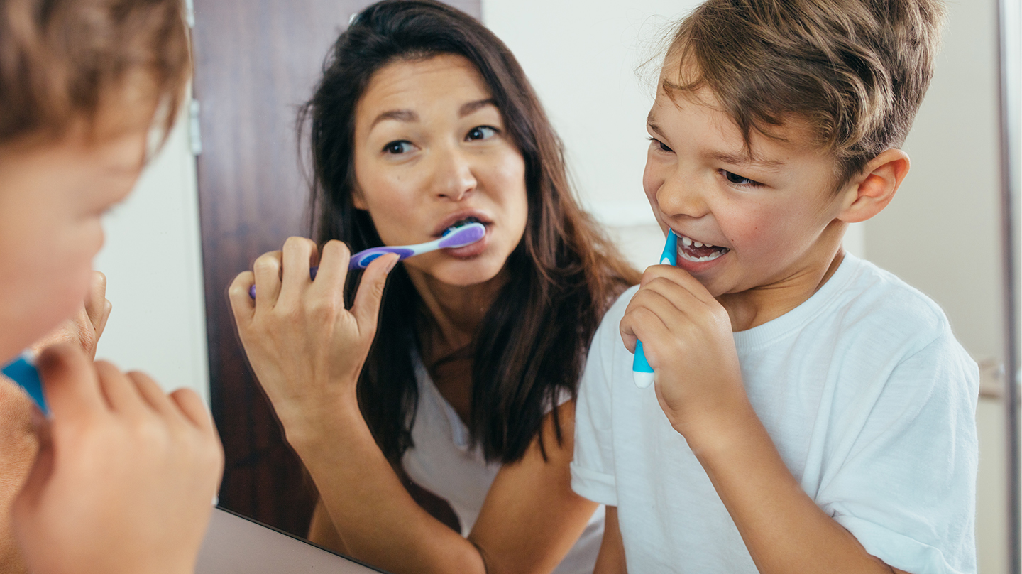 Um jeden Zahn zu schützen, müssen Eltern ihren Kindern die richtige Mundhygiene zeigen.