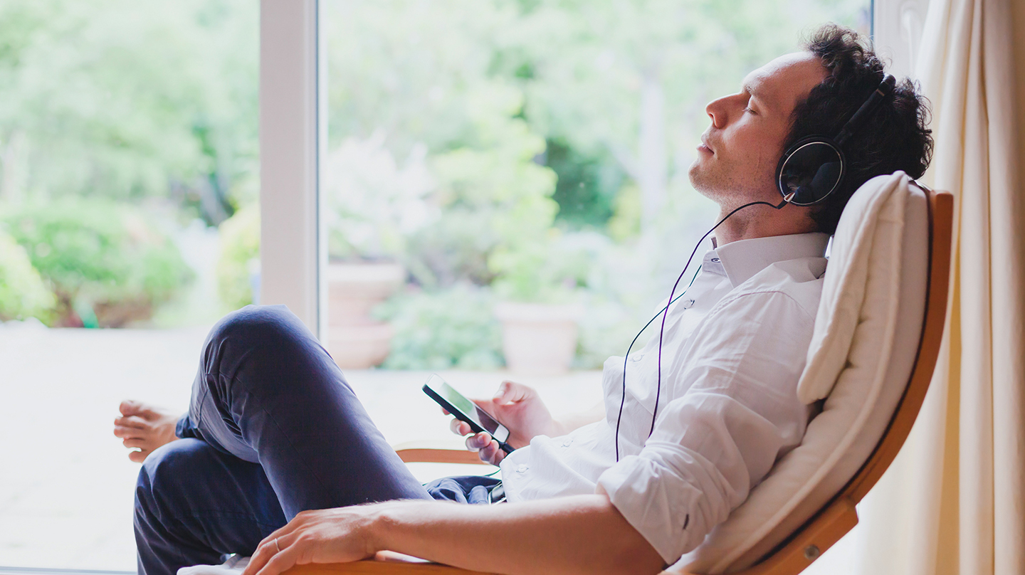 Ein junger Mann bekämpft Tinnitus mit einer Musiktherapie.